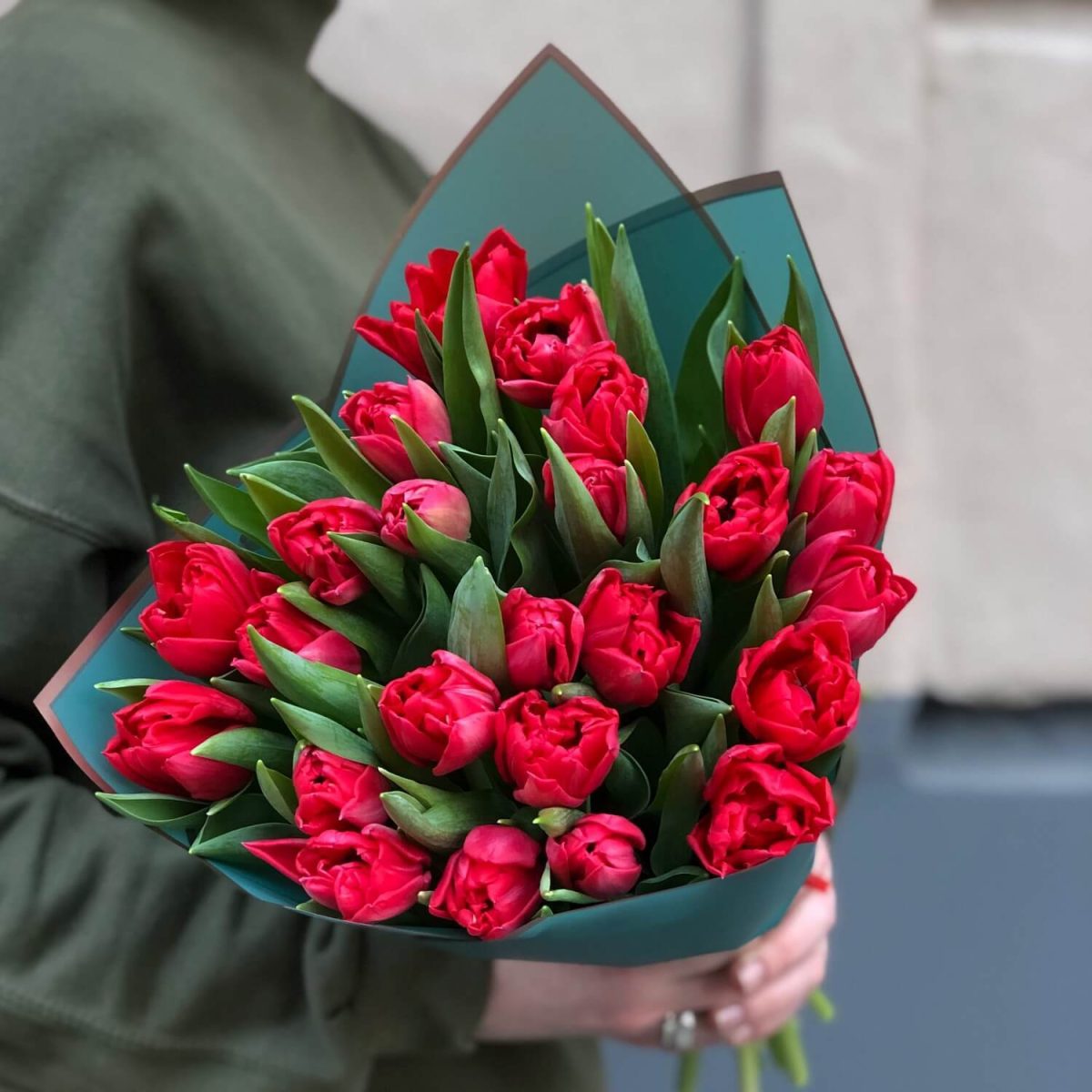 Букет из 19 красных тюльпанов — изображение 1