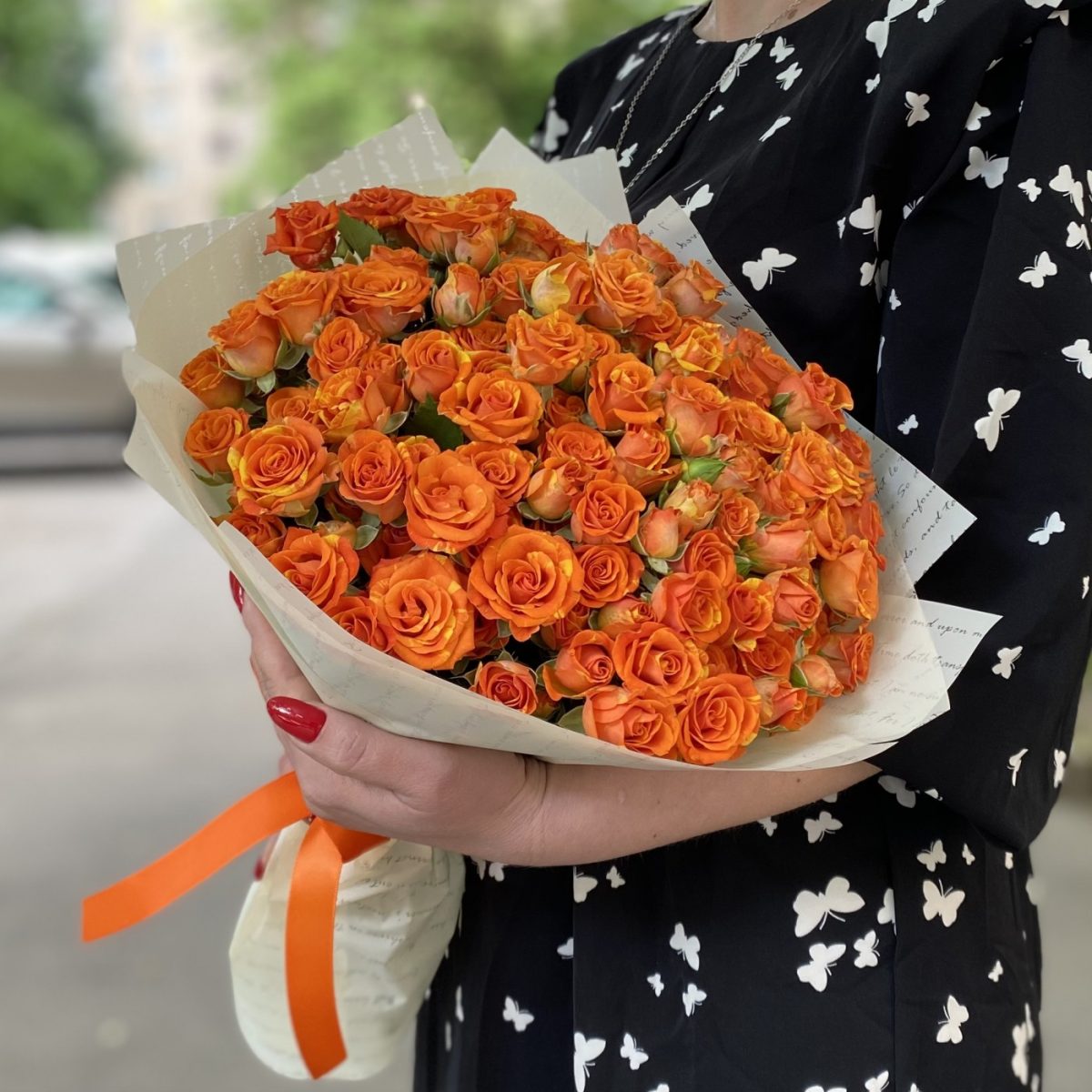 Акция!!! Букет из 11 оранжевых кустовых роз — изображение 1
